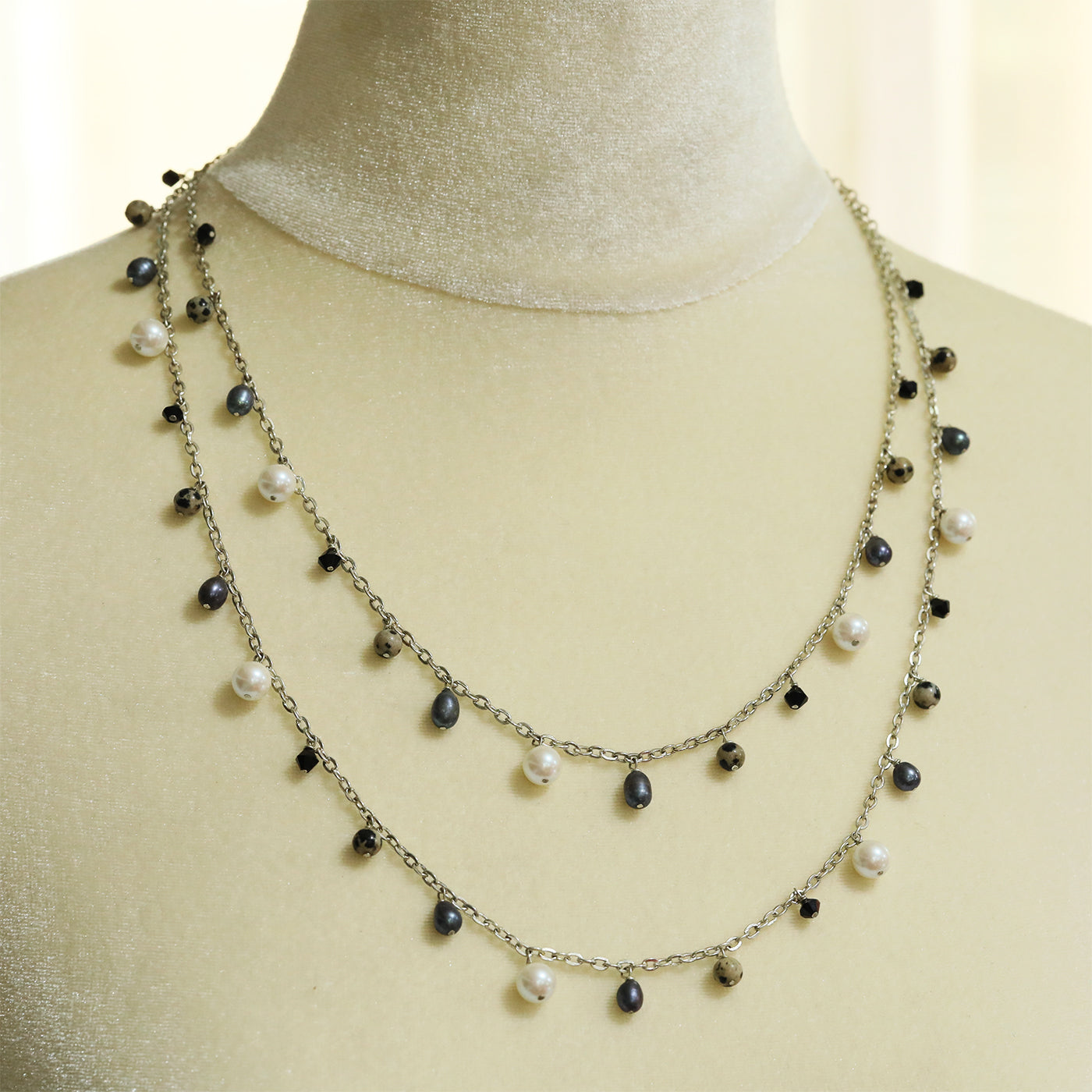 A romantic and elegant freshwater pearl jewelry set, including necklace and earrings, perfect for weddings, anniversaries, birthdays, Christmas and Valentine's Day gifts, everything goes with a freshwater pearl jewelry set