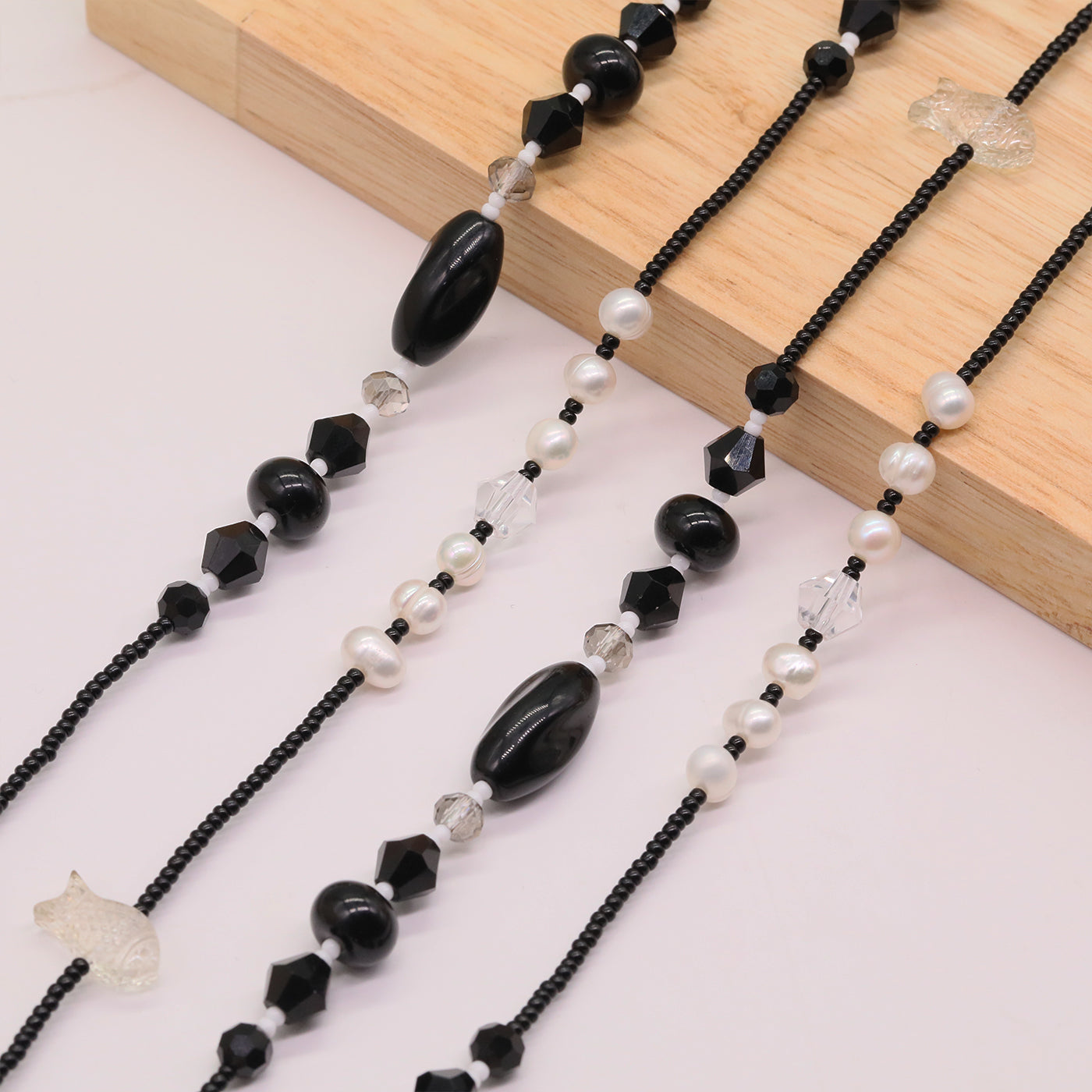 100% handmade black and white stone with natural freshwater Pearl long necklace Boho style Handmade long necklace with small fish pendant Fashion sweater chain Suitable for everyday, wedding, birthday party, anniversary, Christmas, Valentine's Day