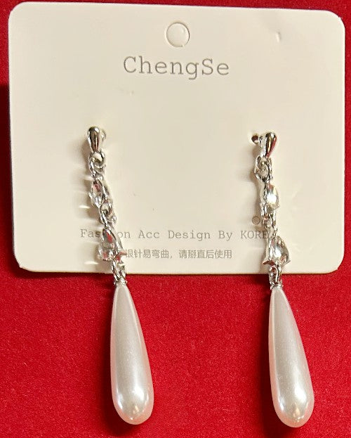 Long Tear drop pearl and rhienstone earring