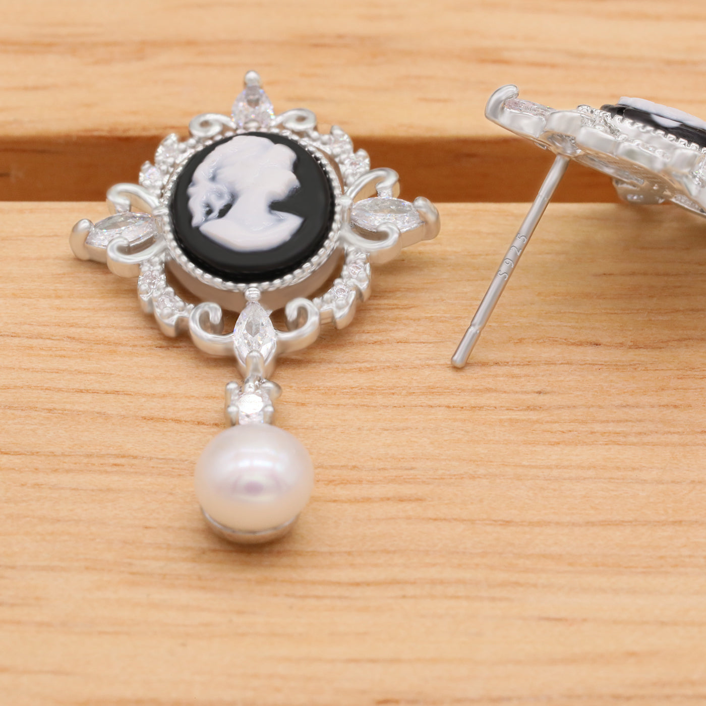 Vintage Luxury Natural Freshwater Pearls And S925 Silver Earrings Elegant Exquisite Elizabeth Portrait Natural Freshwater Pearl Earrings Fashionable And Versatile S925 Silver Earrings【NK-EH2501White-04】