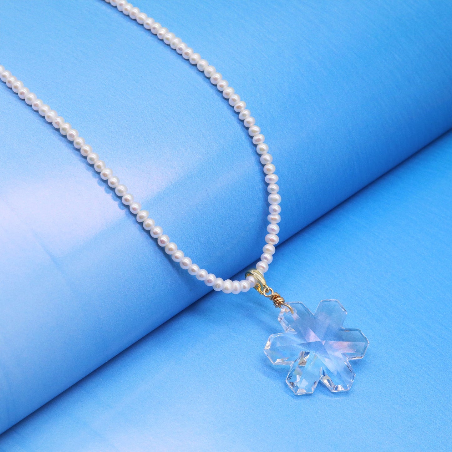 The French elegant 16.93inch long AAA Freshwater Pearl necklace comes with authentic Austrian AAA crystal pendant in the shape of a snowflake, with a gift box, exquisite gift options for everyday, wedding and festive wear