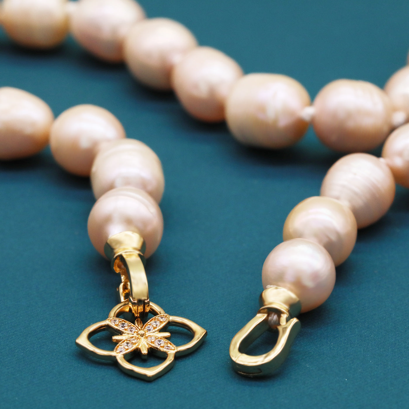 A beautiful 100% handmade, freshwater pearl necklace with golden flower buckle, 10mm, perfect for bridal jewelry, Mother's Day, birthday gifts, parties, giving the perfect ideal gift choice