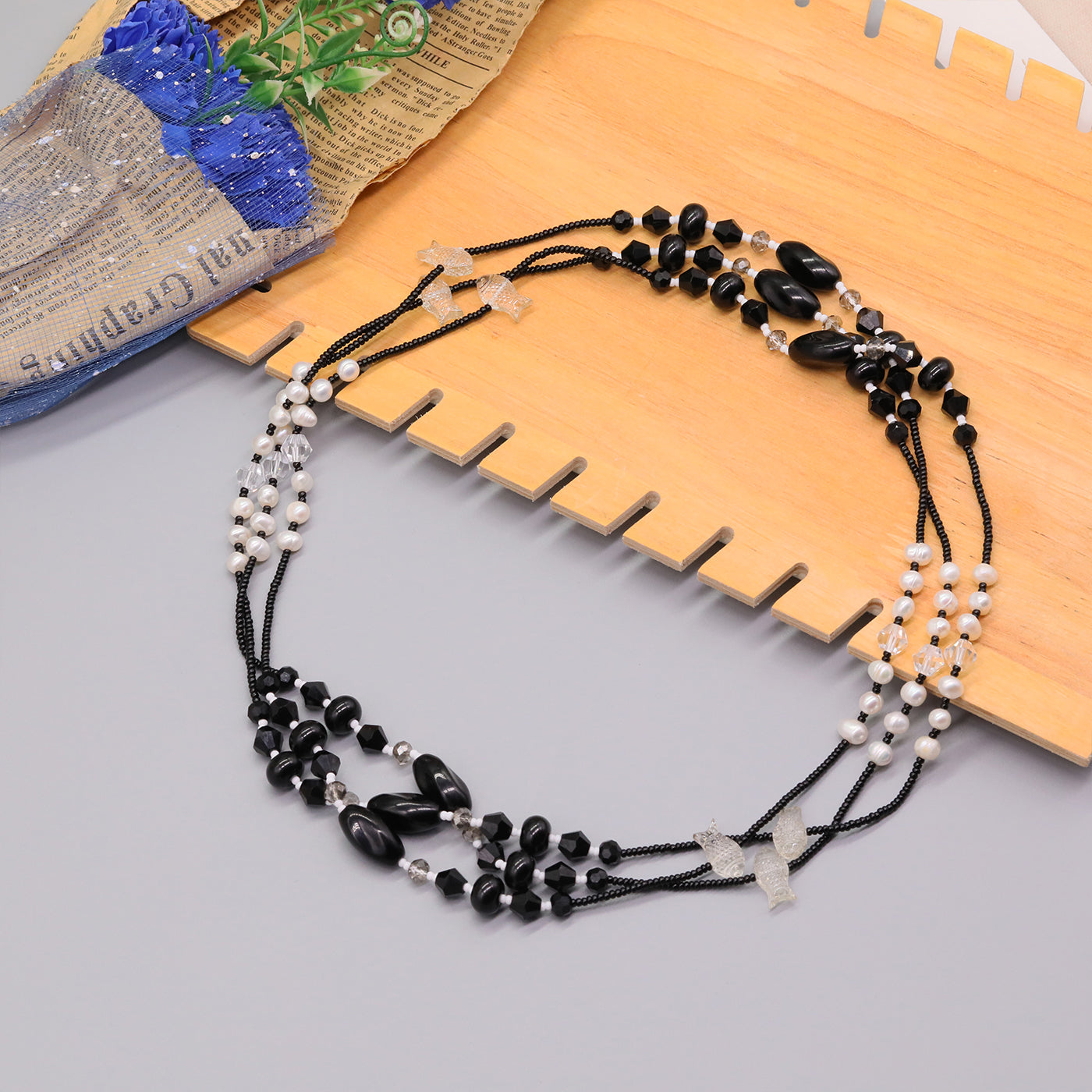 100% handmade black and white stone with natural freshwater Pearl long necklace Boho style Handmade long necklace with small fish pendant Fashion sweater chain Suitable for everyday, wedding, birthday party, anniversary, Christmas, Valentine's Day