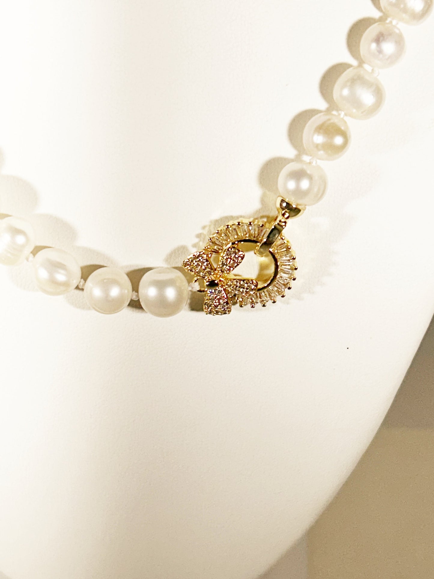 Elegant freshwater AAA grade 8-9 mm pearls hand knoted and strung w/CZ stones 16.5 inch