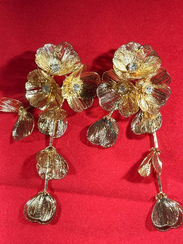 Stunning Flower gold leaf earring very light in wieght.