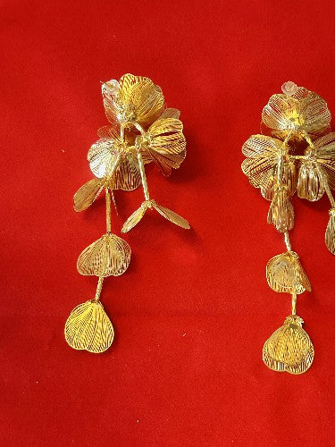 Stunning Flower gold leaf earring very light in wieght.