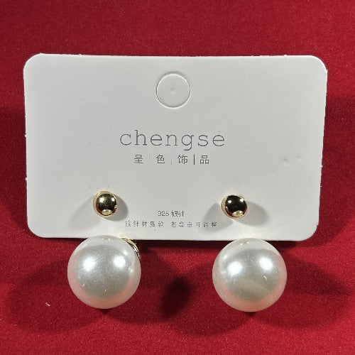 Stud pearl earring