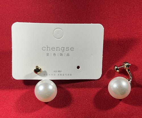 Stud pearl earring