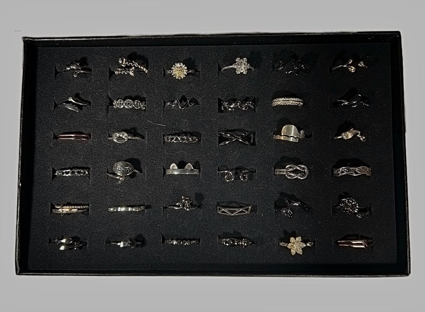 36 assorted minimalist rings with display