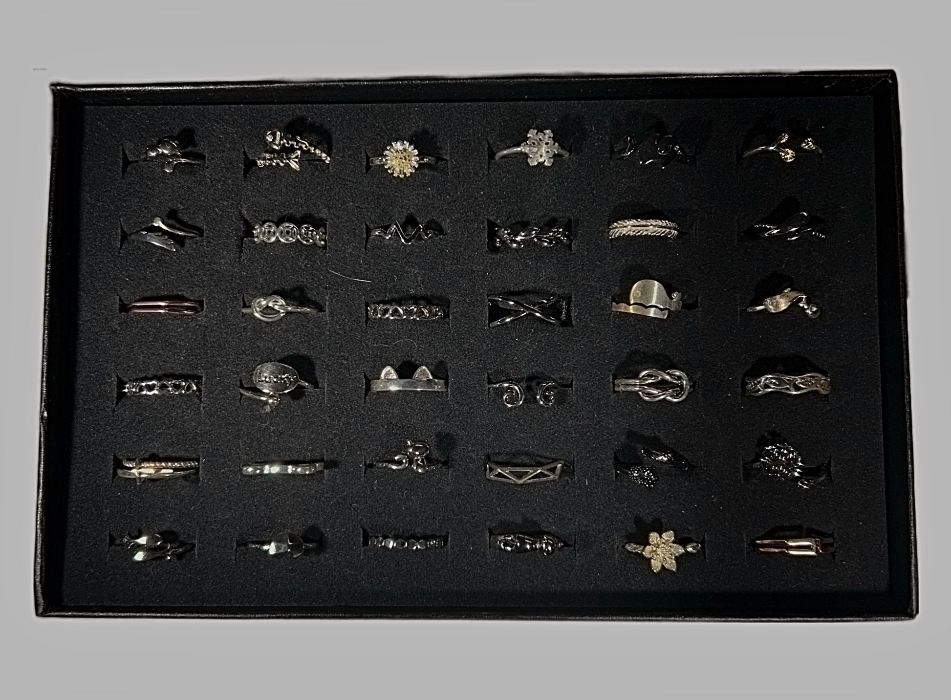 36 assorted minimalist rings with display