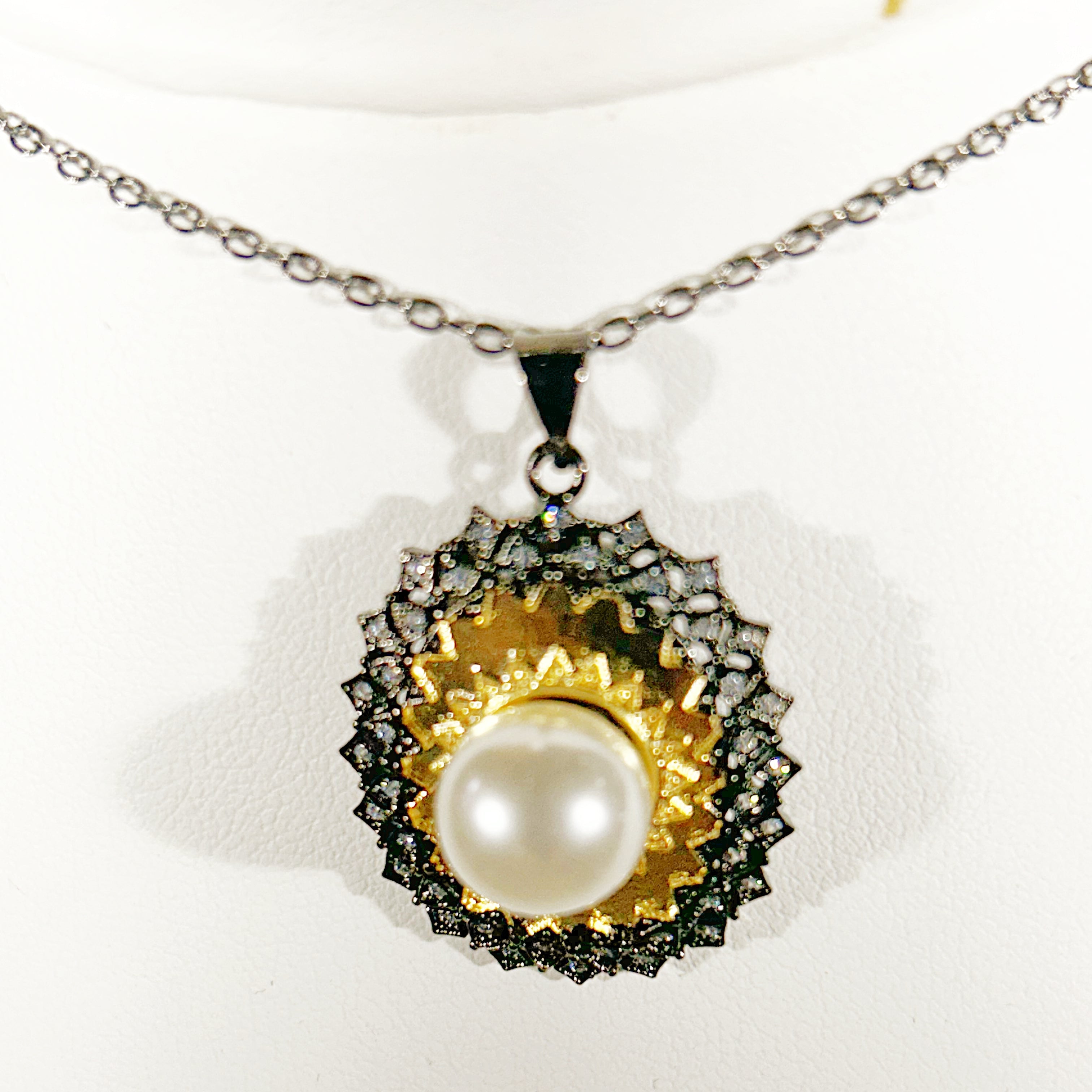Sunburt pearl Night Fall Pendant