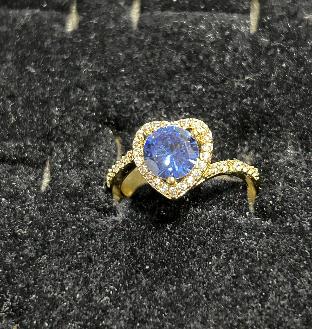 Wholesale Women's Fashion Rings - Blue Heart Halo