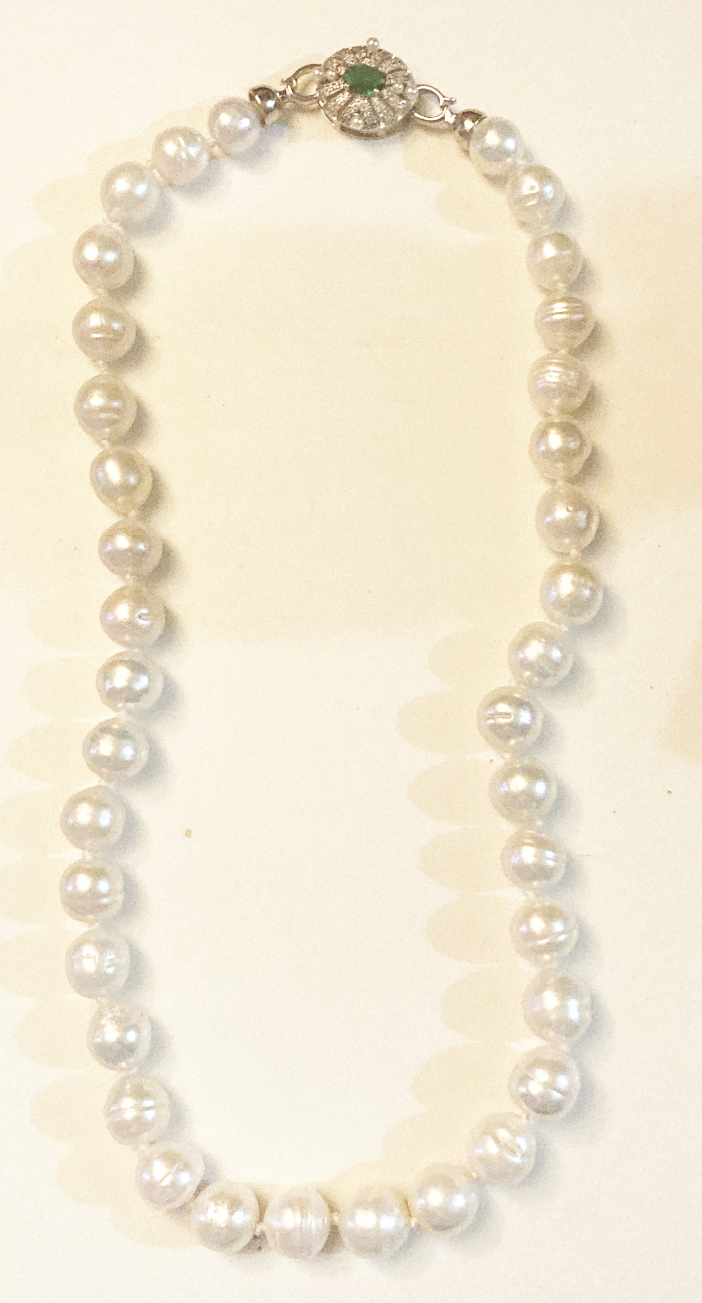 XL-2412WHITE-01  LARGE FRESHWATER 11MM PEARL NECKLACE WITH GREEN STONE CLASP