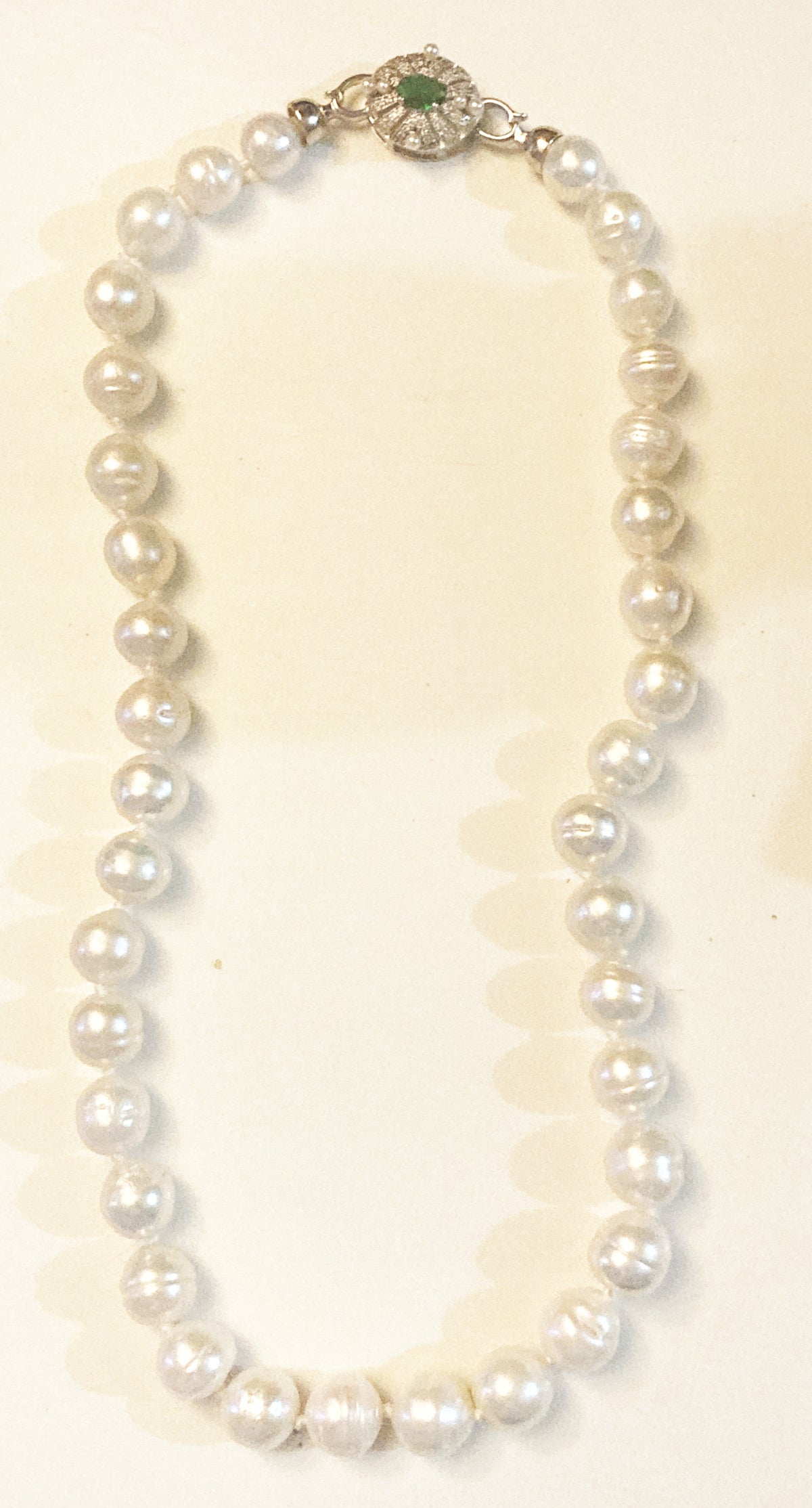 XL-2412WHITE-01  LARGE FRESHWATER 11MM PEARL NECKLACE WITH GREEN STONE CLASP