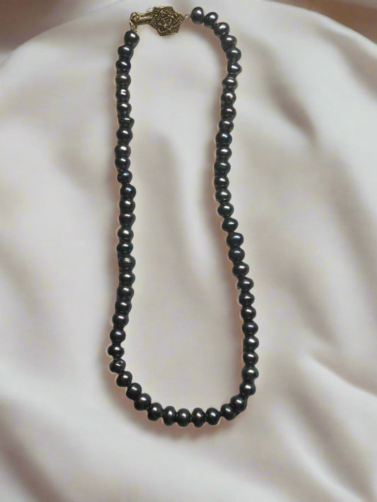 XL-2412SILVER-01 FRESHWATER BLACK/PURPLE NECKLACE WITH GOLD STAR STONE CLASP