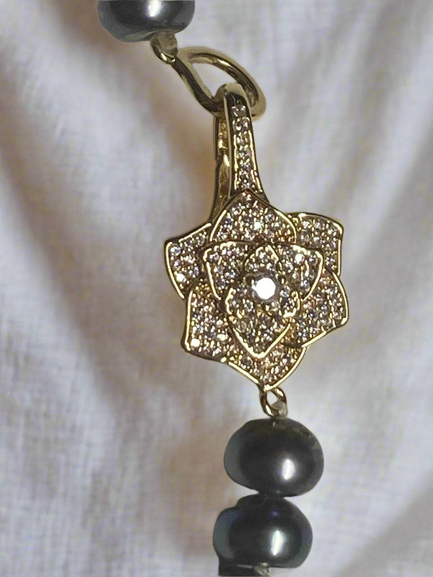 XL-2412SILVER-01 FRESHWATER BLACK/PURPLE NECKLACE WITH GOLD STAR STONE CLASP