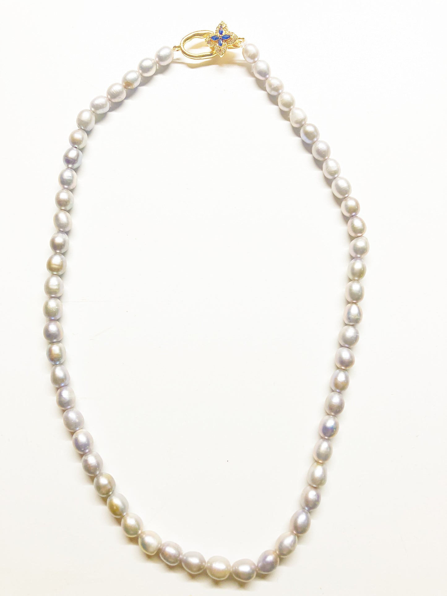 XL-2412SILVER-02 GREY RICE PEARL NECKLACE WITH SAPPHIRE GOLD CLASP BLACK BOX