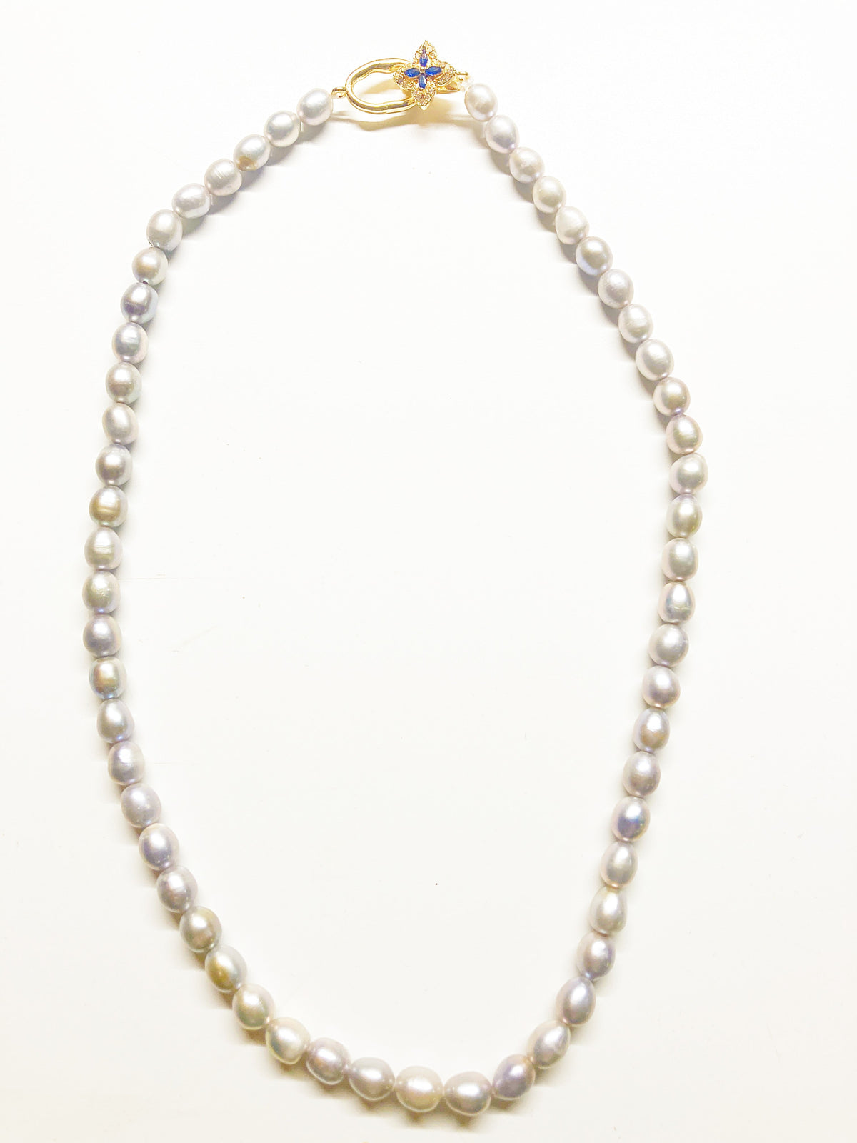 XL-2412SILVER-02 GREY RICE PEARL NECKLACE WITH SAPPHIRE GOLD CLASP BLACK BOX