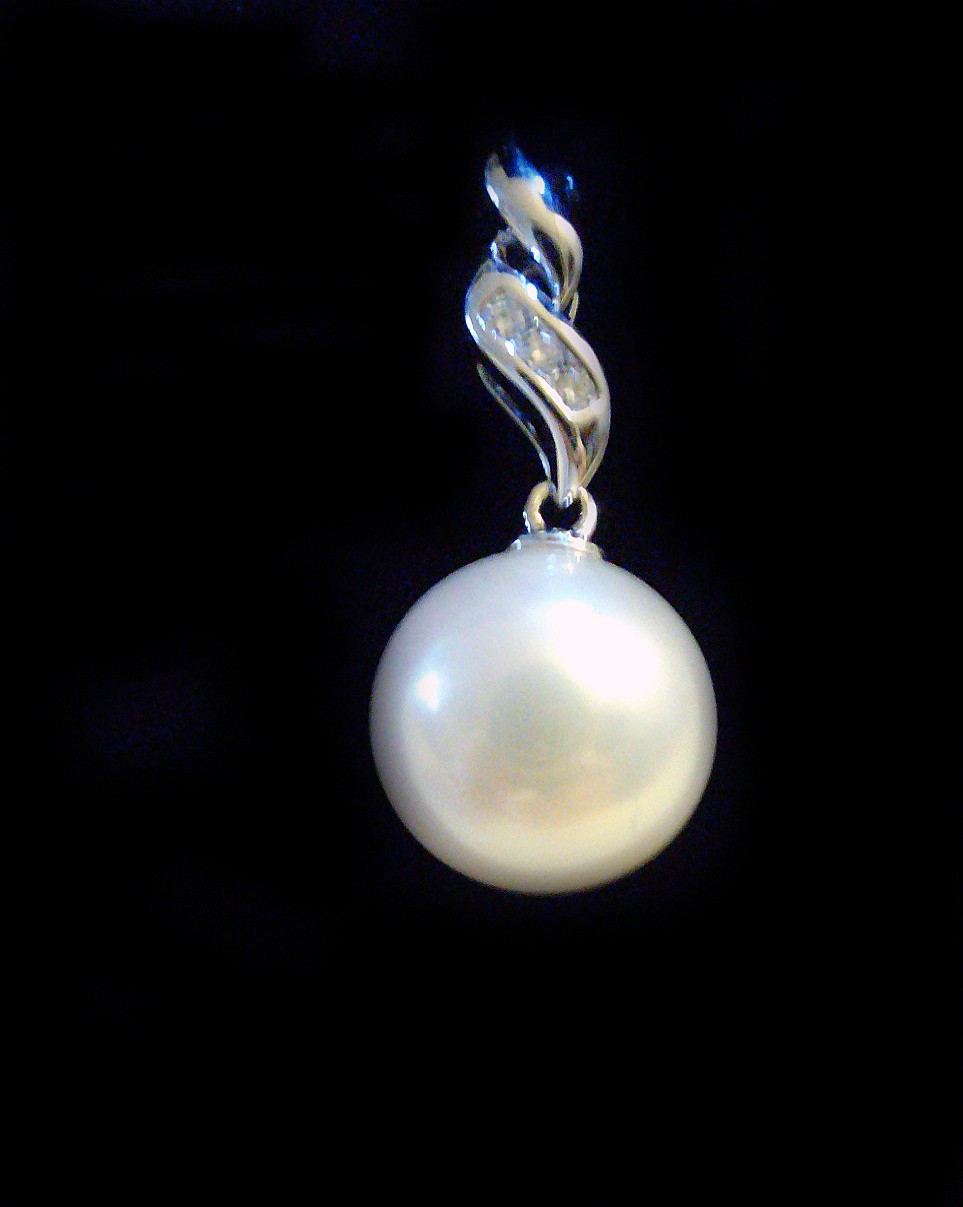 Tahitian pearl and diamond pendant 14K Gold
