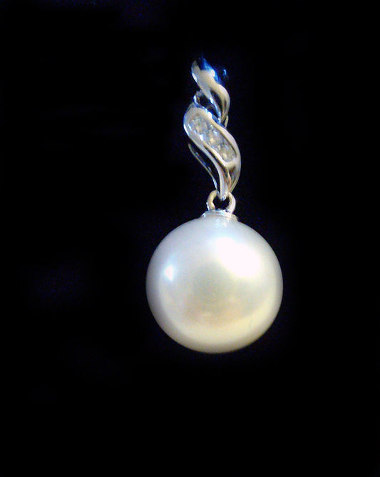 Freshwater pearl and diamond pendant 14K Gold