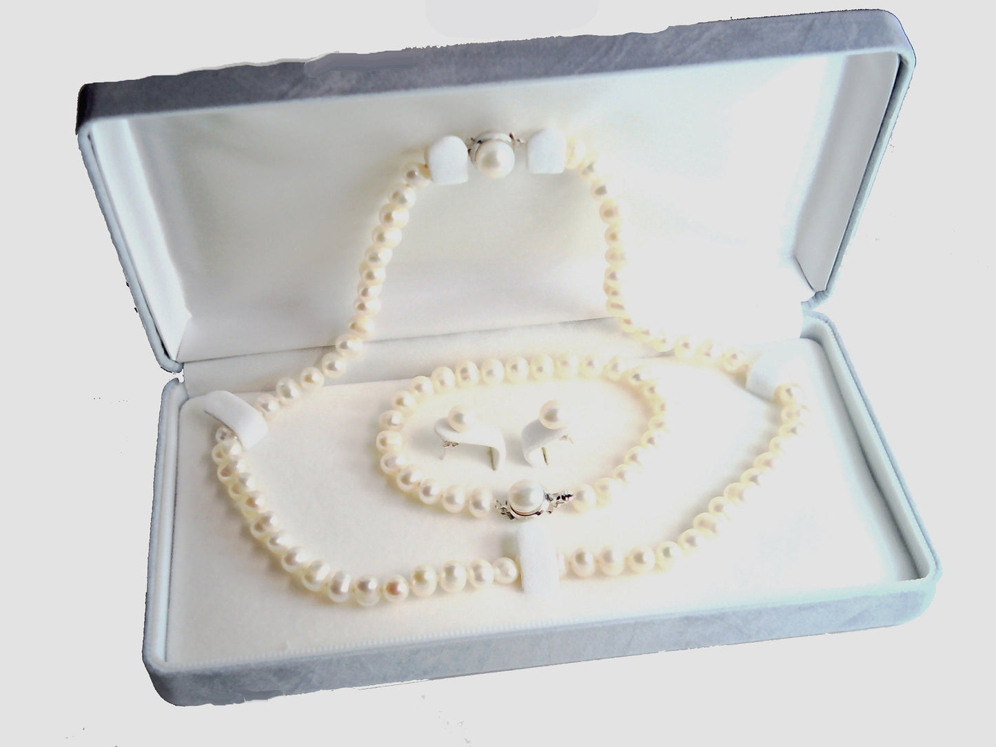 Excellent quality 3 piece freshwater pearl set in elegant gift box
