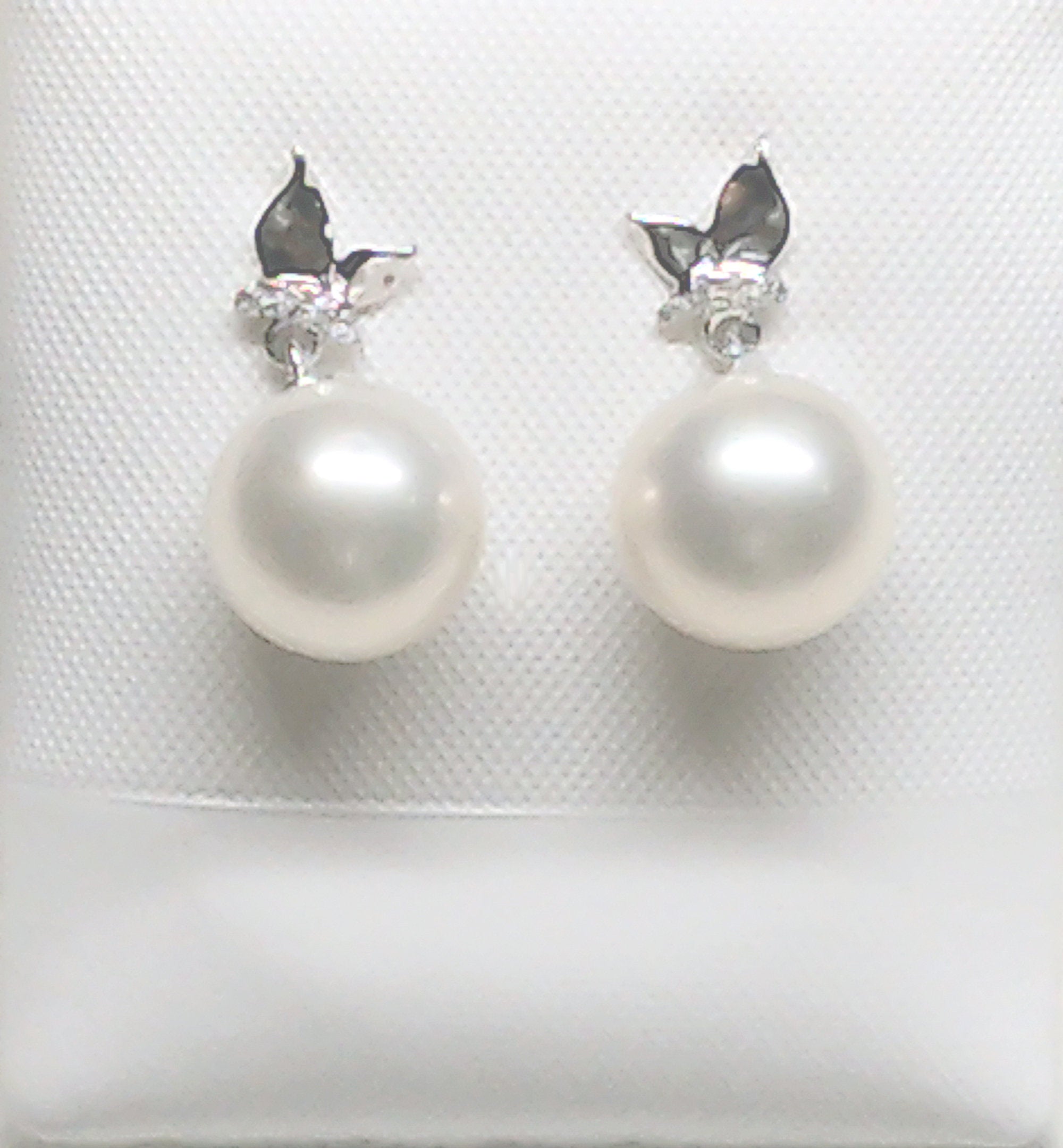 14K White Gold and diamond Pearl Earrings
