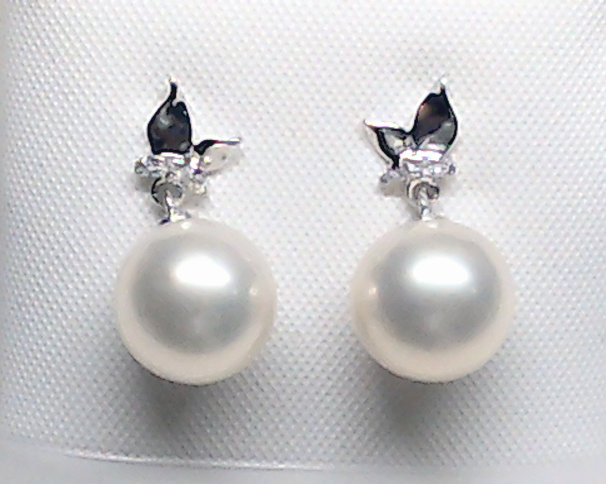 14K White Gold and diamond Pearl Earrings